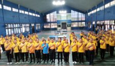 SEMANGAT SPORTIFITAS - Wakapolresta Banyuwangi AKBP Teguh Priyo W, S.I.K berfoto bersama panitia pelaksana dan peserta Kejuaraan Tenis Meja dalam rangka HUT Bhayangkara Ke-80 di internal Polresta yang diikuti Satker dan Polsek se Banyuwangi (Foto : Jatim.co)