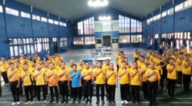 SEMANGAT SPORTIFITAS - Wakapolresta Banyuwangi AKBP Teguh Priyo W, S.I.K berfoto bersama panitia pelaksana dan peserta Kejuaraan Tenis Meja dalam rangka HUT Bhayangkara Ke-80 di internal Polresta yang diikuti Satker dan Polsek se Banyuwangi (Foto : Jatim.co)