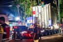 TRAFO RAKSASA LEWAT - Polisi dan pertugas mengawal iringan truk pengangkut trafo raksasa berukuran lebih dari 200 ton lewat jalur jalan nasional Banyuwangi-Kalipuro (Foto : Jatim.co) 