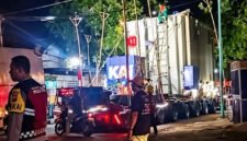 TRAFO RAKSASA LEWAT - Polisi dan pertugas mengawal iringan truk pengangkut trafo raksasa berukuran lebih dari 200 ton lewat jalur jalan nasional Banyuwangi-Kalipuro (Foto : Jatim.co)