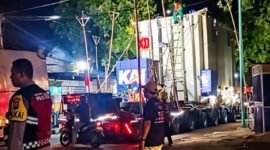 TRAFO RAKSASA LEWAT - Polisi dan pertugas mengawal iringan truk pengangkut trafo raksasa berukuran lebih dari 200 ton lewat jalur jalan nasional Banyuwangi-Kalipuro (Foto : Jatim.co) 