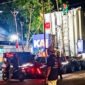 TRAFO RAKSASA LEWAT - Polisi dan pertugas mengawal iringan truk pengangkut trafo raksasa berukuran lebih dari 200 ton lewat jalur jalan nasional Banyuwangi-Kalipuro (Foto : Jatim.co) 