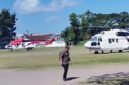 LOKASI PENDARATAN HELIKOPTER - Petugas tampak mempersiapkan keperluan logistik untuk kunjungan Wapres RI Gibran selama di Banyuwangi, termasuk helikopter rombongan, termasuk RTH Genteng Banyuwangi yang digunakan sebagai lokasi pendaratan (Foto : Jatim.co)  