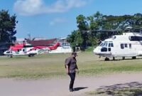 LOKASI PENDARATAN HELIKOPTER - Petugas tampak mempersiapkan keperluan logistik untuk kunjungan Wapres RI Gibran selama di Banyuwangi, termasuk helikopter rombongan, termasuk RTH Genteng Banyuwangi yang digunakan sebagai lokasi pendaratan (Foto : Jatim.co)  
