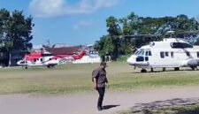 LOKASI PENDARATAN HELIKOPTER - Petugas tampak mempersiapkan keperluan logistik untuk kunjungan Wapres RI Gibran selama di Banyuwangi, termasuk helikopter rombongan, termasuk RTH Genteng Banyuwangi yang digunakan sebagai lokasi pendaratan (Foto : Jatim.co)