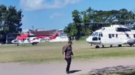 LOKASI PENDARATAN HELIKOPTER - Petugas tampak mempersiapkan keperluan logistik untuk kunjungan Wapres RI Gibran selama di Banyuwangi, termasuk helikopter rombongan, termasuk RTH Genteng Banyuwangi yang digunakan sebagai lokasi pendaratan (Foto : Jatim.co)  