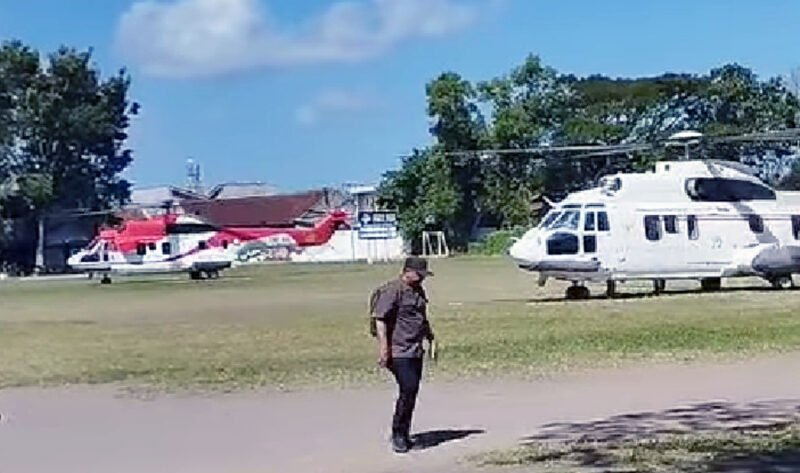 LOKASI PENDARATAN HELIKOPTER - Petugas tampak mempersiapkan keperluan logistik untuk kunjungan Wapres RI Gibran selama di Banyuwangi, termasuk helikopter rombongan, termasuk RTH Genteng Banyuwangi yang digunakan sebagai lokasi pendaratan (Foto : Jatim.co)  