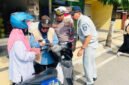 TERTIB LALU LINTAS DAN ADMINISTRASI KENDARAAN : Petugas gabungan lalu lintas, Bapenda dan Jasa Raharja melakukan razia kelengkapan kendaraan bermotor dan edukasi pentingnya tertib administrasi kendaraan sembari memberikan hadiah kepada pengendara yang tertib. (Foto : Jatim.co)