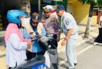 TERTIB LALU LINTAS DAN ADMINISTRASI KENDARAAN : Petugas gabungan lalu lintas, Bapenda dan Jasa Raharja melakukan razia kelengkapan kendaraan bermotor dan edukasi pentingnya tertib administrasi kendaraan sembari memberikan hadiah kepada pengendara yang tertib. (Foto : Jatim.co)