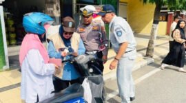 TERTIB LALU LINTAS DAN ADMINISTRASI KENDARAAN : Petugas gabungan lalu lintas, Bapenda dan Jasa Raharja melakukan razia kelengkapan kendaraan bermotor dan edukasi pentingnya tertib administrasi kendaraan sembari memberikan hadiah kepada pengendara yang tertib. (Foto : Jatim.co)