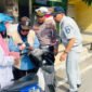 TERTIB LALU LINTAS DAN ADMINISTRASI KENDARAAN : Petugas gabungan lalu lintas, Bapenda dan Jasa Raharja melakukan razia kelengkapan kendaraan bermotor dan edukasi pentingnya tertib administrasi kendaraan sembari memberikan hadiah kepada pengendara yang tertib. (Foto : Jatim.co)