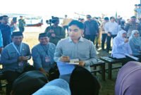 BERTEMU NELAYAN - Wapres Presiden Gibran Rakabuming Raka dialog bersama nelayan dan pedagang dipasar ikan plengseng Muncar selama berkunjung di Banyuwangi (Foto : Jatim.co)