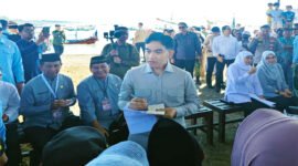 BERTEMU NELAYAN - Wapres Presiden Gibran Rakabuming Raka dialog bersama nelayan dan pedagang dipasar ikan plengseng Muncar selama berkunjung di Banyuwangi (Foto : Jatim.co)