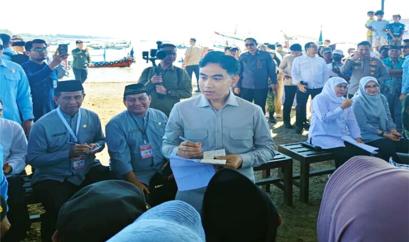 BERTEMU NELAYAN - Wapres Presiden Gibran Rakabuming Raka dialog bersama nelayan dan pedagang dipasar ikan plengseng Muncar selama berkunjung di Banyuwangi (Foto : Jatim.co)