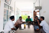 TAGIH REALISASI ANGGARAN - Bumdes Tompo Sentono bersama kepala unit pengelolaan sampah dan petugas kolektor iuran sampah menemui Kepala Desa dan Sekretaris Desa Tampo untuk menagih realisasi anggaran pengelolaan sampah Pemdes Tampo (Bumdes Tampo/Jatim.co) 