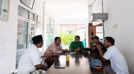 TAGIH REALISASI ANGGARAN - Bumdes Tompo Sentono bersama kepala unit pengelolaan sampah dan petugas kolektor iuran sampah menemui Kepala Desa dan Sekretaris Desa Tampo untuk menagih realisasi anggaran pengelolaan sampah Pemdes Tampo (Bumdes Tampo/Jatim.co) 