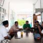 TAGIH REALISASI ANGGARAN - Bumdes Tompo Sentono bersama kepala unit pengelolaan sampah dan petugas kolektor iuran sampah menemui Kepala Desa dan Sekretaris Desa Tampo untuk menagih realisasi anggaran pengelolaan sampah Pemdes Tampo (Bumdes Tampo/Jatim.co) 